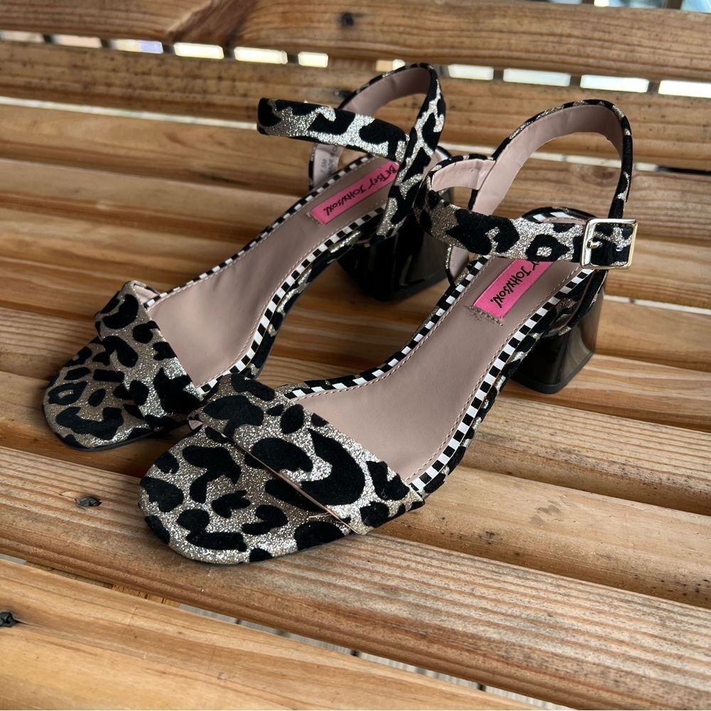 Betsey Johnson Deena Gold Leopard Ankle Strap Heels – Women’s 7.5